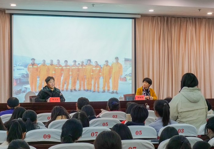 11月28日,全国劳动模范"见义勇为"道德模范,我校德育导师郭文标